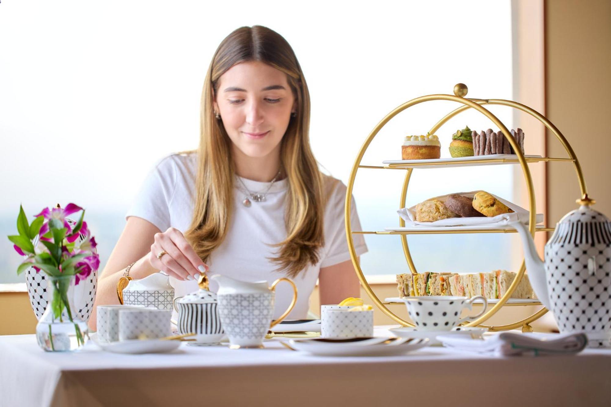 Presidente Intercontinental Mexico City By Ihg Esterno foto A woman preparing tea